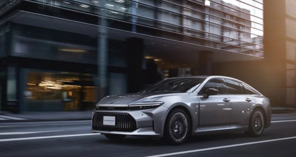 Популярността на Crown не е много голяма в някои части на света като Северна Америка, въпреки че Toyota се опитва да промени това с най-новия SUV Crown и SUV Crown Signia. В Япония обаче е най-дългогодишниятт модел на марката. Първият Crown е представен през 1955 г.година! Оттогава Toyota е разработила 15 поколения, които в Япония винаги са се считали за водещи.

Crown остава много важен модел за Toyota, което се вижда от скорошното разширяване на гамата на модела в SUV водите. Освен това, това беше първият японски седанши, разработен в родината му без участието на чуждестранни производители. В този смисъл, това е типичният японски автомобил, който даде началото на една от най-страхотните автомобилни нации в света.

През годините Crown е бил емблема на иновативните характеристики на Toyota. Нещо повече, той винаги е седан със задно предаване с акцент върху комфорта, лукса и производителността – почти като  Lexus.
 Все пак Toyota промени това с най-новия седан SUV Crown, Crown Signia и Crown Sport - всички от които са базирани на платформа с предно задвижване.

За щастие, обикновеният JDM Crown Sedan си остава луксозен автомобил със задно задвижване с дълго 3-метрово  междуосие, което позволява значително място за краката на задните седалки. Предлага се и с 2,5-литрова хибридна система на Toyota или задвижване с водородни горивни клетки от Mirai, което го отличава от конкуренцията.